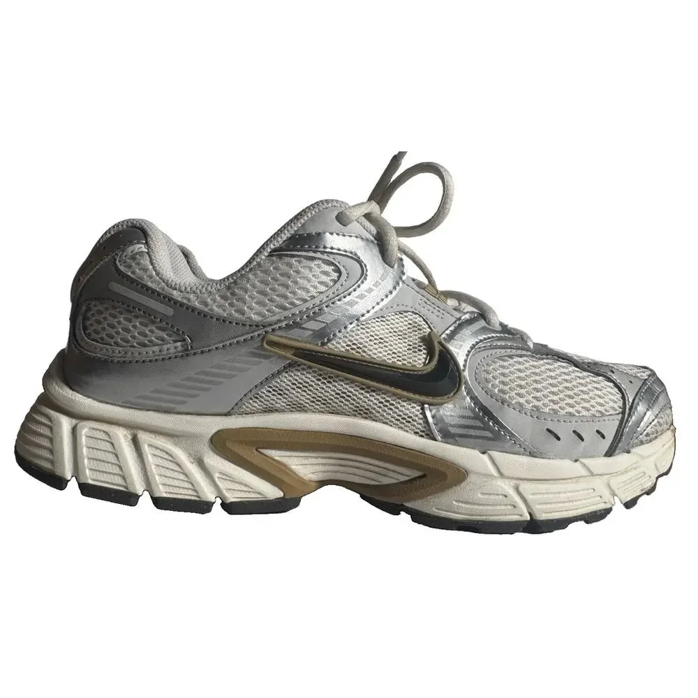 Nike V5 RNR Men’s 8.5 White Metallic Silver Gold Running Shoes HJ5228-100